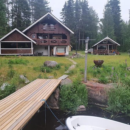 Viihtyisae Hirsimoekki Jaerven Rannalla Siikainen 외부 사진