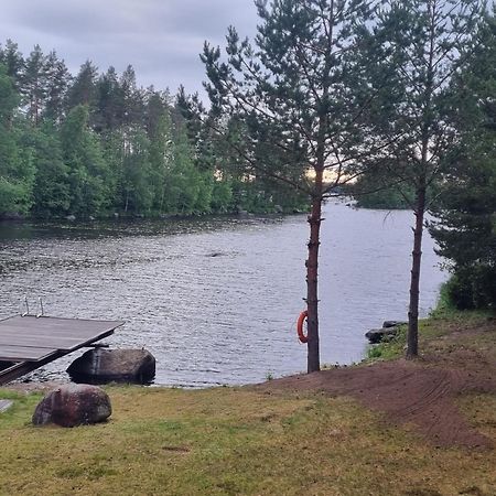 Viihtyisae Hirsimoekki Jaerven Rannalla Siikainen 외부 사진