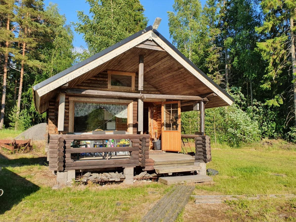 Viihtyisae Hirsimoekki Jaerven Rannalla Siikainen 외부 사진