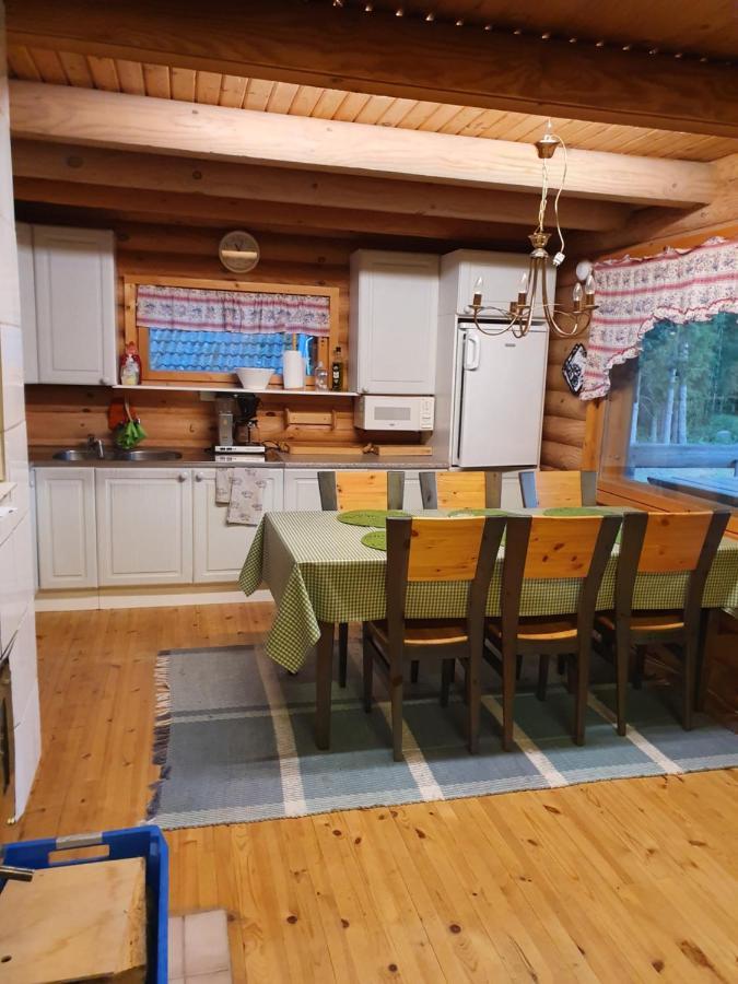 Viihtyisae Hirsimoekki Jaerven Rannalla Siikainen 외부 사진