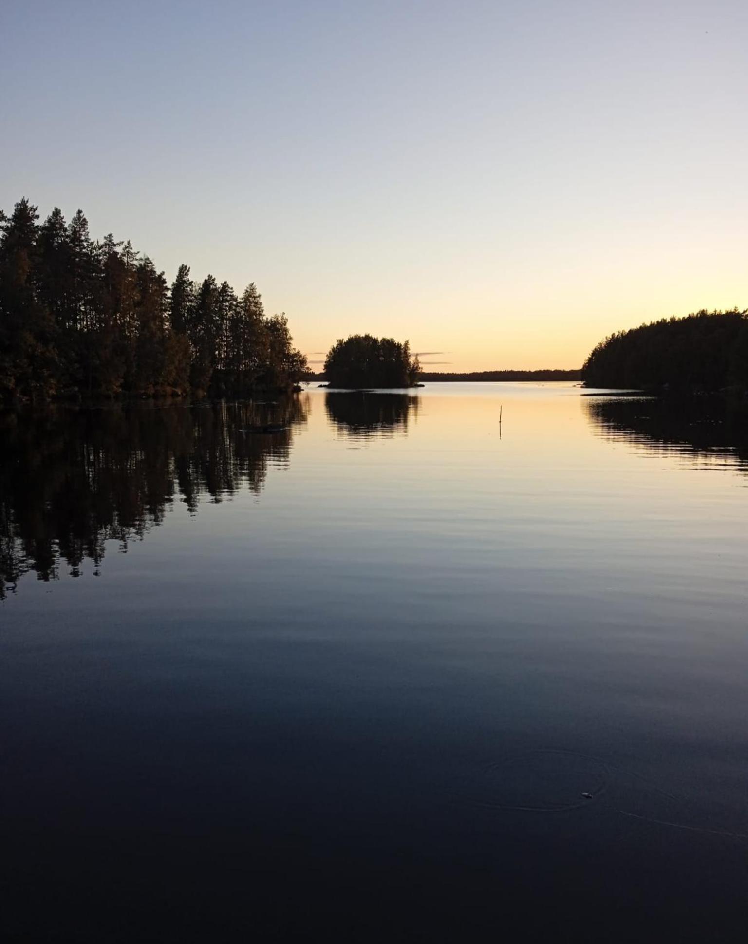 Viihtyisae Hirsimoekki Jaerven Rannalla Siikainen 외부 사진
