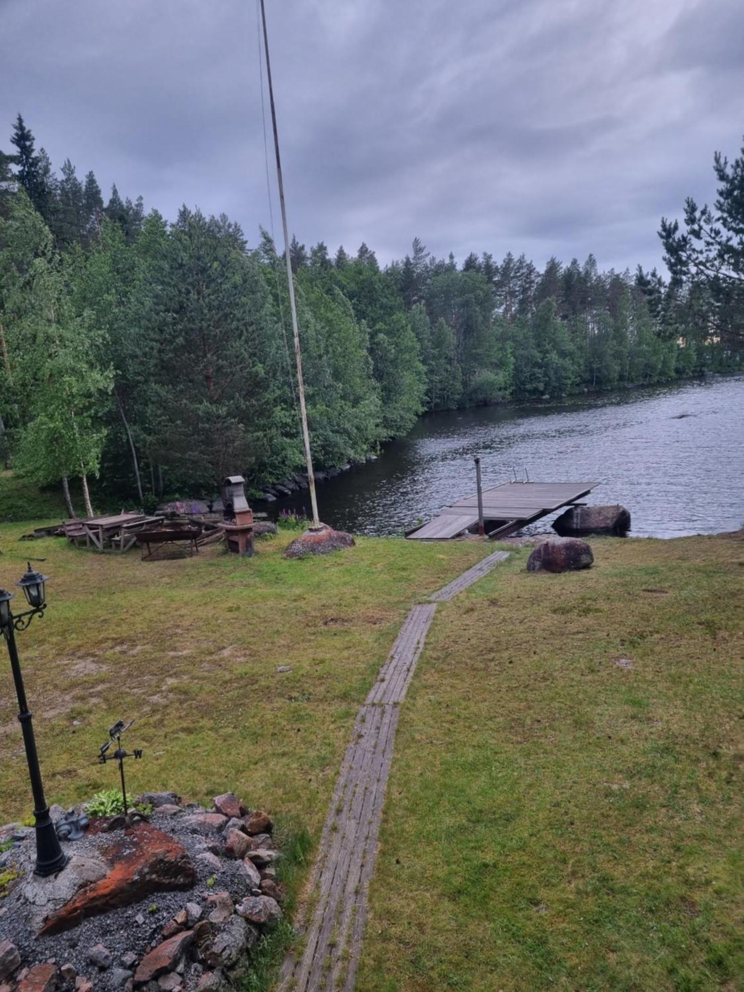 Viihtyisae Hirsimoekki Jaerven Rannalla Siikainen 외부 사진